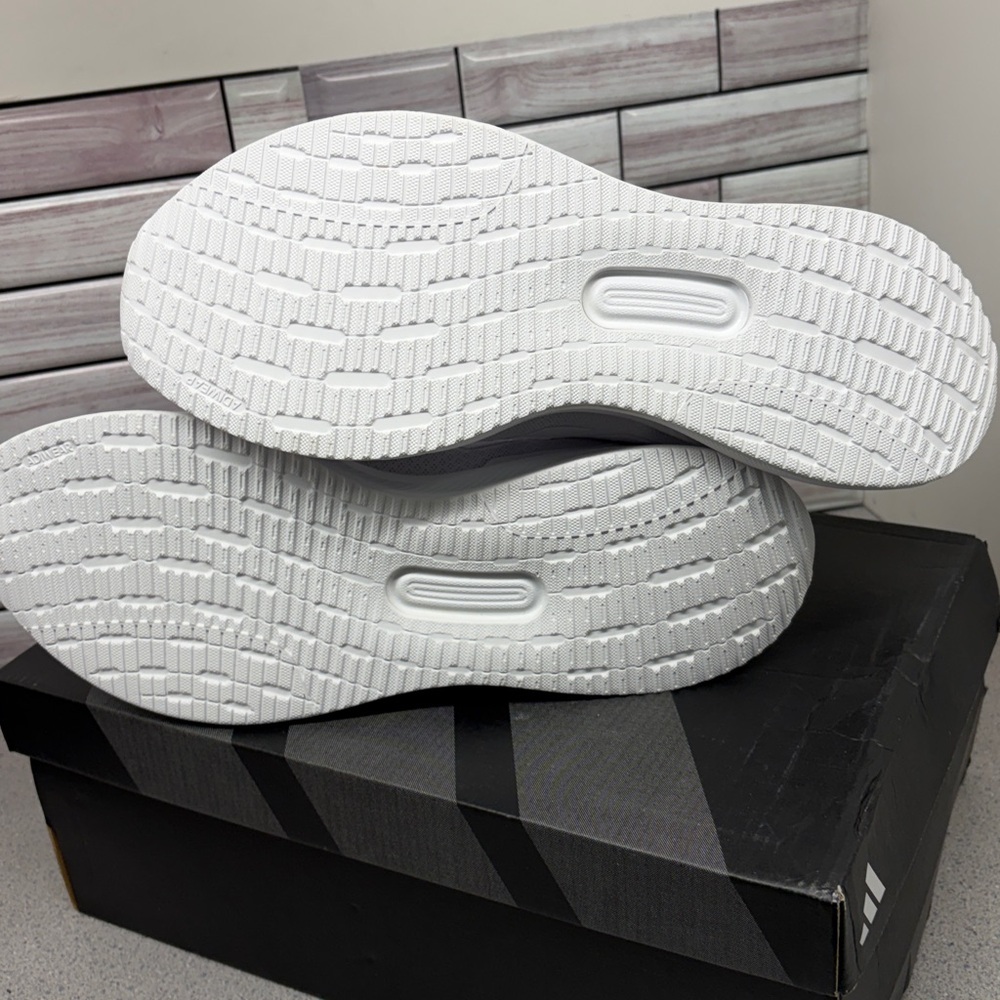 New Adidas Run Falcon 5 Men’s size 9   White Sneakers - Picture 8 of 8